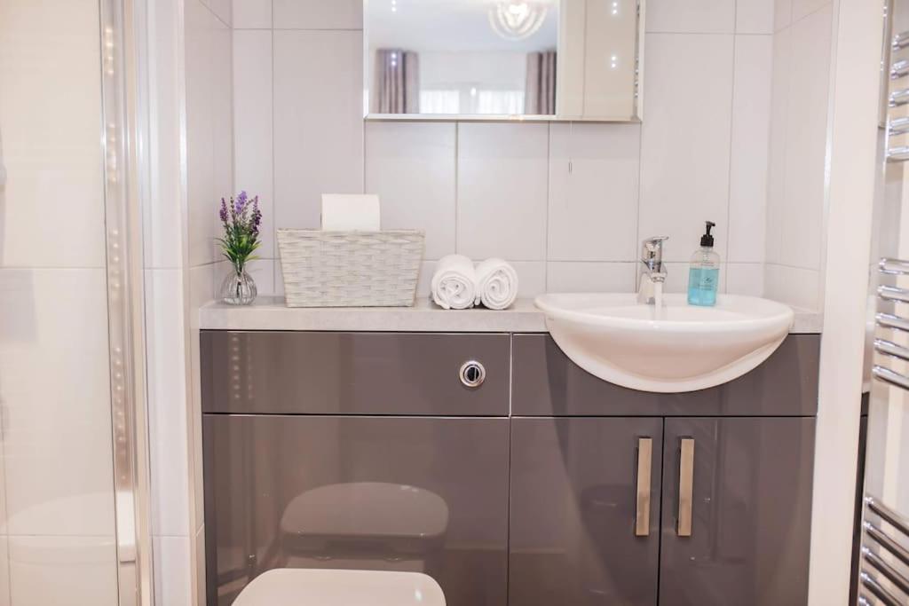 Stylish And Central Two Bedroom & Two Bathroom Apartment With Free Parking Exterior photo