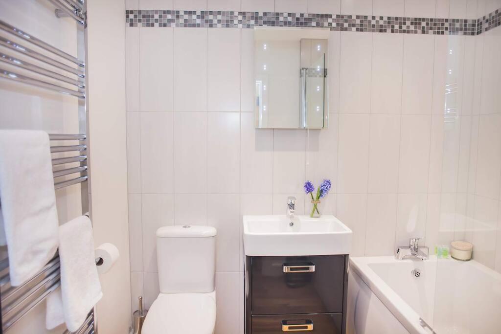 Stylish And Central Two Bedroom & Two Bathroom Apartment With Free Parking Exterior photo