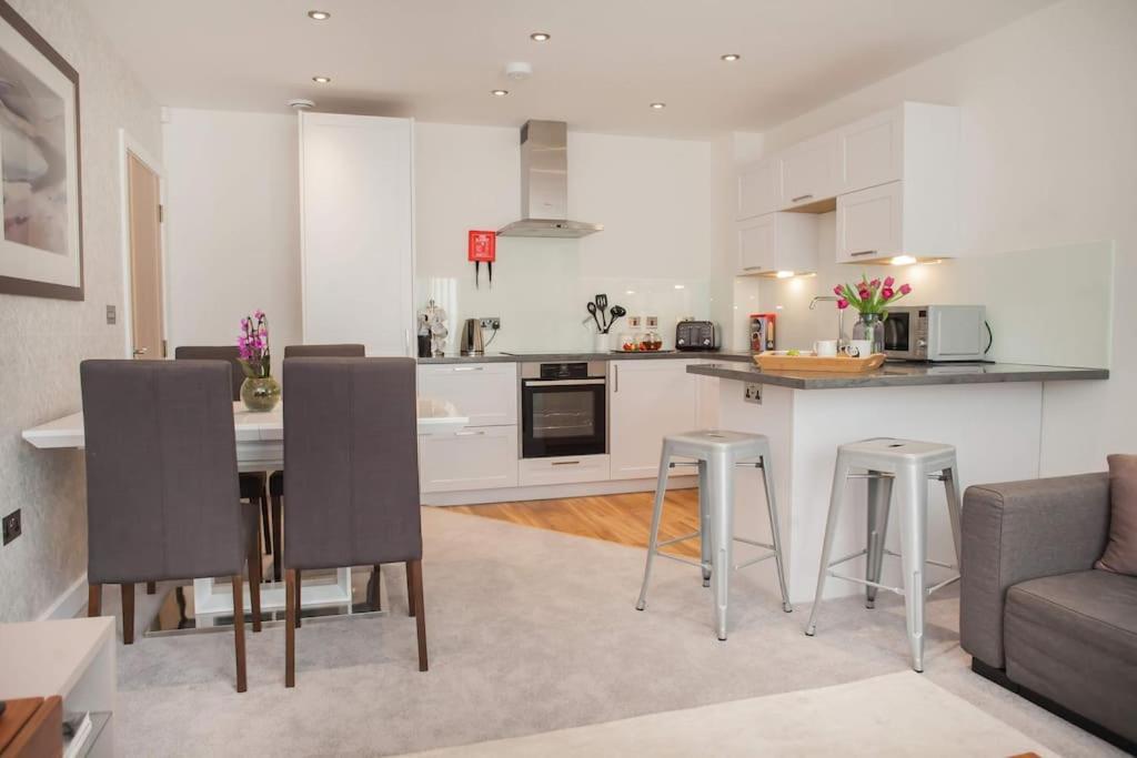 Stylish And Central Two Bedroom & Two Bathroom Apartment With Free Parking Exterior photo